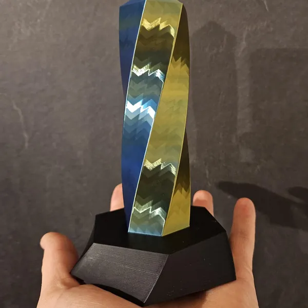 Helix Obelisk aus schwarzem und mehrfarbigem Filament