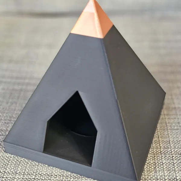 Schwarze Pyramide mit Kupferspitze