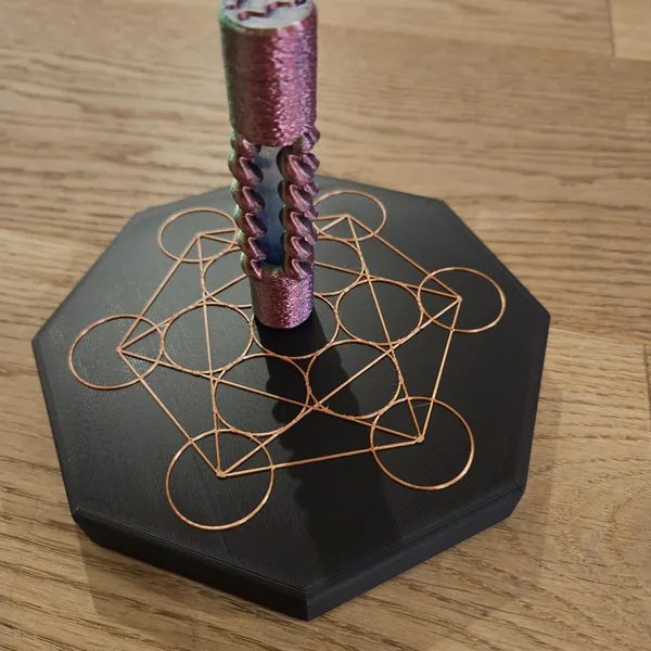 Hexagon-Platte mit Kupfer-Ornament und Säule